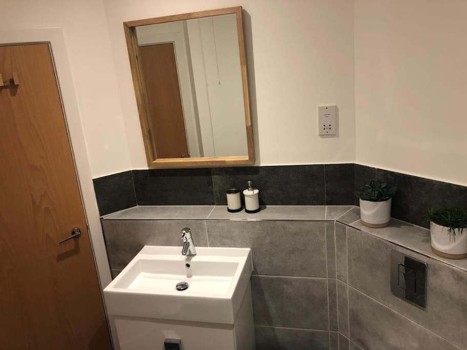 Stunning Apartment In Leeds- Financial District Лидс Экстерьер фото